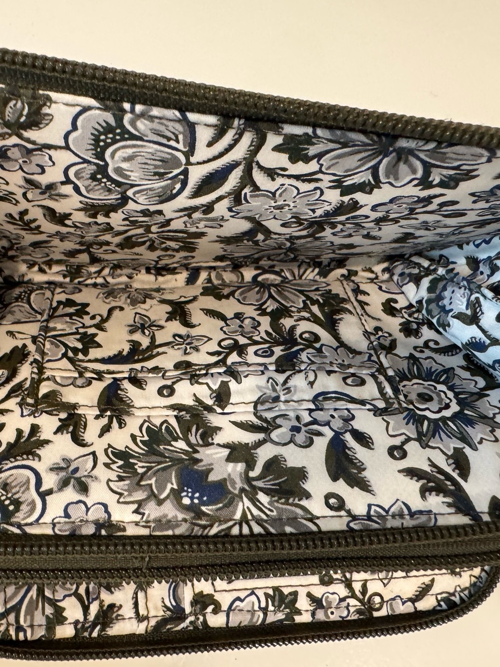 Vera Bradley RFID All in One Crossbody in classic olive green - Picture 4 of 7